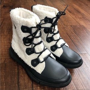 Worn twice! Sorel Explorer II Joan Cozy Boots Black / Sea Salt size 8.5 no box